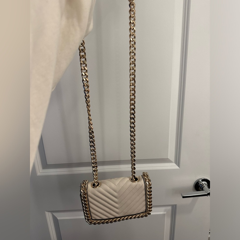 Nice handbag! Goes with anything!